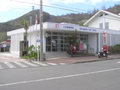 오가사와라 우체국. 오가사와라 제도에서 금융기관 및 통신 수단 역할을 한다. (금융기관은 우체국 외에 도쿄 도서 농업협동조합이 지치지마와 하하지마에, 시치지마 신용조합이 지치지마에 있다.)