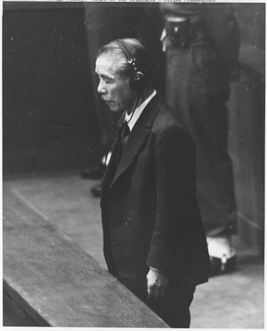 1948년 윌리엄 웹 재판관이 읽는 사형 선고를 듣고 있는 히로타