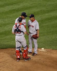 투수 코치와 상의를 하고 있는 마쓰자카