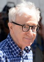우디 앨런(Woody Allen)은 애니 홀(마셜 브릭먼(Marshall Brickman)과 공동), 해나와 그녀의 자매들, 미드나잇 인 파리로 세 차례 각본상 오스카상을 수상. 총 16번의 후보 지명을 받았으며, 이는 작가 중 가장 많은 횟수.