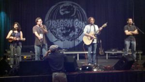 콜턴, 폴 앤드 스톰, 그리고 몰리 루이스가 2011년 드래곤콘에서 공연하는 모습