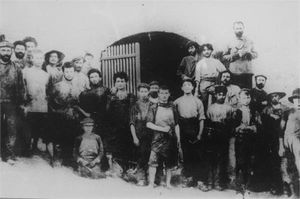 1908년 리쇼네르치온 와이너리에서 일하는 벤구리온 (앞줄 오른쪽에서 여섯 번째)