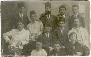 오스만 제국 시절 유대인 남성들의 단체 사진. 다비드 벤구리온(앉은 자리 오른쪽에서 세 번째)과 이츠하크 벤츠비(앉은 자리 오른쪽에서 두 번째)가 있다. 이스탄불(쿠슈타), 1912년경