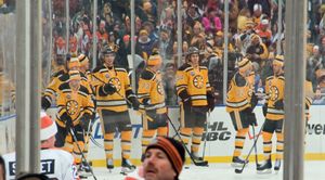 2010 윈터 클래식 저지를 입은 보스턴 브루인스 선수들.