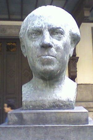 리우데자네이루 시립극장 옆에 있는 빌라로보스 동상