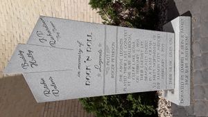 아이오와주 클리어레이크에 있는 서프 볼룸 앞 기념물