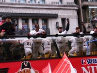 하라 다쓰노리와 요미우리 자이언츠 선수 및 코칭 스태프가 2009년 일본 시리즈 우승 기념 퍼레이드를 하고 있다.