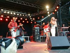 무대에서 공연하는 4명의 남성과 2명의 여성 멤버로 구성된 영국 밴드 세인트 에티엔(1998년 사진)