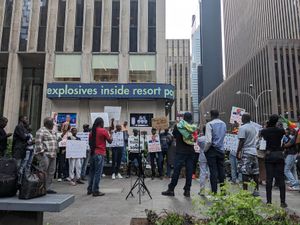 2023년 6월 10일 뉴욕의 폭스 뉴스 본사 앞에서 마키 살에 대한 시위