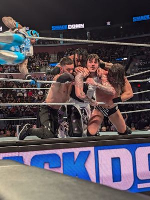 2024년 8월, 미스테리오가 저지먼트 데이(저지먼트 데이) (핀 배러, 데미안 프리스트, 도미니크 미스테리오, JD 맥도나)에게 619를 선사하는 모습