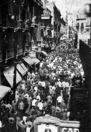 가르델의 관이 부에노스아이레스의 플로리다 거리를 따라 이동하는 모습