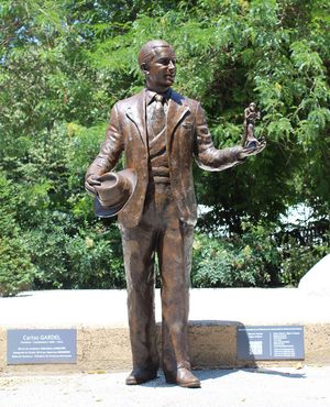 툴루즈에 있는 카를로스 가르델 동상