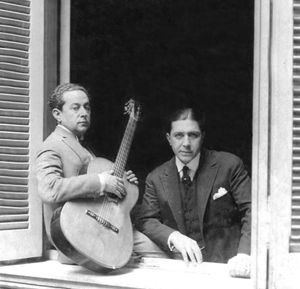 호세 라자노(José Razzano)(왼쪽)와 가르델, 가르델 어머니의 집에서, 1926년