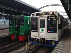 사세보역의 JR 승강장에 정차 중인 하이키행 마쓰우라 철도 열차(오른쪽)