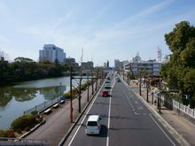 사가시 마쓰바라(히가시이초도로·관통도로)。왼쪽은 사가성의 해자와 사가현청사.