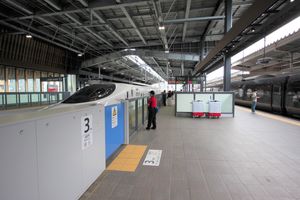 다케오온천역에서의 맞이 환승. 왼쪽이 신칸센 "카모메", 오른쪽이 "릴레이 카모메".