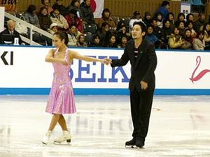 미야모토 겐지(오른쪽)와 쓰즈키 나카코(왼쪽)의 사진.