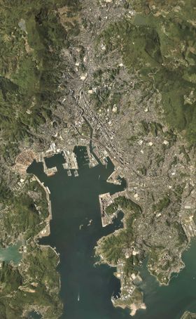 사세보 시 중심부 주변의 항공 사진 (2016년 4월 30일 촬영). 국토교통성 국토지리원 항공사진을 기반으로 작성됨.
