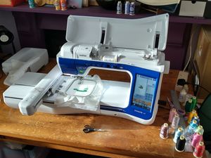 브라더 Innov-is V7 컴퓨터 자수/퀼팅/자수 기계가 고정된 천에 자수를 놓고 있다.