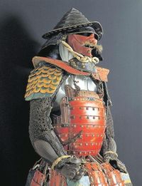 마에다 도시마스가 입었다고 전하는 자계위주칠도오매동구족(紫糸威朱漆塗五枚胴具足). 요네자와시 미야사카 고고관 소장(宮坂考古館所蔵))