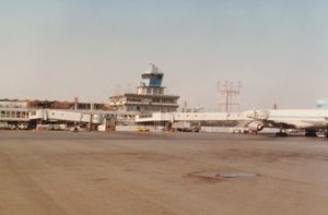 나고야 공항의 관제탑과 트라이스타(1979년)