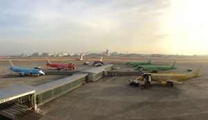 나고야 비행장 전경: 핑거 컨코스, 중앙 왼쪽부터 FDA 항공기, 배경: 관제탑과 고마키 기지