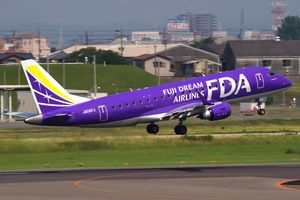 나고야 공항을 이륙하는 후지드림에어라인즈(FDA)의 E175