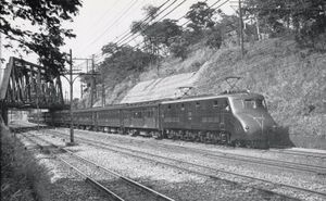 국철 EF55형 전기기관차가 1936년 8월 4일 시나가와 부근에서 후지(도쿄–시모노세키 특급열차)를 견인하는 모습