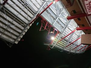 바이퍼스 스탠드에 설치된 EAGLE BRIDGE. 앞쪽 끝에는 승리의 종, 뒷쪽 끝에는 공중 그네가 설치되어 있었다(2018년 6월 14일)