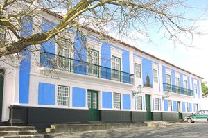 마드레드데우스 저택(Madre de Deus Manor)은 포르투갈 공화국 대표(Representante da República nos Açores)의 관저이다.