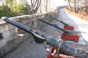 진주 국립 박물관에 있는 대형 한국 포병인 총통 세 개. 이 대포는 16세기 중반에 제작되었다. 가장 가까운 것은 "천자총통"(天字銃筒), 두 번째는 "지자총통"(地字銃筒), 세 번째는 "현자총통"(玄字銃筒)이다.