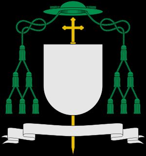 투구 대신 주교가 사용하는 녹색 갈레로 (및 단일 십자가)로, 측면에 6개의 술이 달림