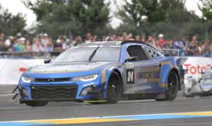 르망 24시에서 경주하는 쉐보레 카마로 ZL1 NASCAR.