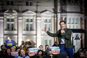 2019년 10월 12일 데스모이네스에서 열린 타운홀 미팅에 참석한 부티지지. 지지자들은 "기후는 위기다"라는 피켓을 들고 있다.