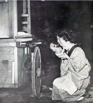 노점에서 지나소바(支那そば)를 먹는 여성, 도쿄 우에노, 쇼와 31년.