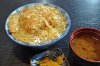 계란 옷을 입힌 가츠동의 한 예(미즈나미시)