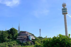 9합목부터 정상까지 늘어선 방송탑들(왼쪽)오른쪽은 후술하는 파노라마 타워(2020년 6월)