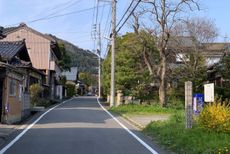 후쿠이(福井) 마을 안을 달리는 호쿠쿠카이도(北国街道). 구 쇼야(庄屋)·사토케(佐藤家) 주변(2020년 4월)