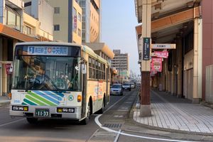 시가지를 종관하는 쿠비키 자동차(頸城自動車) 「죠에쓰 오도리선」 버스(2020년 8월)