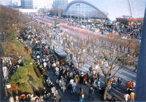 1995년 코믹마켓(Comiket) 49 동인지 행사. 1990년대에는 애니메이션과 만화의 국제적 인기가 급증했다.