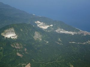 노천 채굴 석회석 광산을 동쪽에서 항공촬영