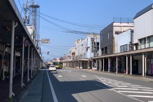 국도 17호선이 지나는 무이카마치 시가지(2022년 5월)