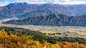 우오누마 스카이라인에서 바라보는 에치고 산산과 무쓰마치 시가지(2020년 10월)
