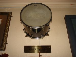 마드리드 하드록 카페에 전시된 테일러의 드럼