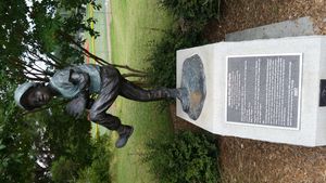 노스캐롤라이나주 헌터스빌에 있는 헌터스빌 애슬레틱 파크 외부의 제임스 호이트 빌헬름 기념 동상