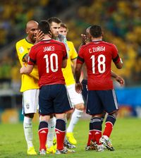 마이콩(왼쪽)이 콜롬비아의 미드필더 하메스 로드리게스를 2014년 FIFA 월드컵 8강전 패배 후 위로하고 있다.
