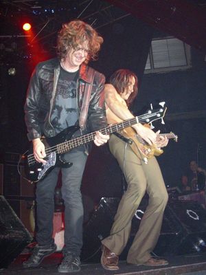 2008년 라이브 공연 중 베이시스트 팻 배저와 기타리스트 누노 베텐코트. 베텐코트는 익스트림의 꾸준한 멤버 중 한 명이다.