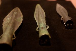 청동 창, 소켓 측면의 귀에 주목하십시오.