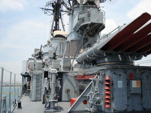 2차 세계 대전 시대 구축함 샤레트(DD-581)함에 장착된 어뢰 5연장 발사대