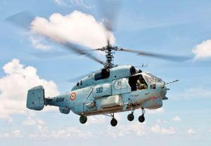 카모프 Ka-31 헬리콥터가 USS 벙커 힐에 착륙하는 모습